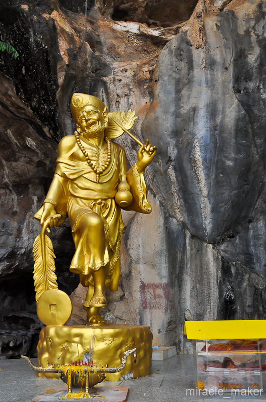 Первый лестничный пролет одолевается с энтузиазмом и легкостью. Тут всех встречает веселый мужичок. Мне кажется, или он все-таки кривляется с пока еще бодро проходящих мимо туристов?