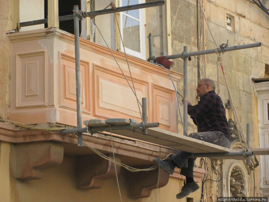 Хозяин подкрашивает балкон. Мальта