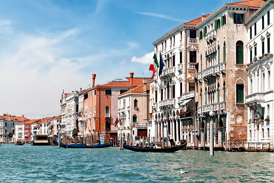 Вся Венеция в прошлом. Там же ее взлет и упадок. Сейчас тут жизнь в музее.