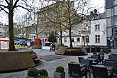 Площадь Гийома II, находящуюся в центре исторической части Люксембурга в Верхнем городе, местные жители часто называют Кнюделер, что переводится как «пояс францисканских монахов», так как на этом месте до 19 века находилось их аббатство.