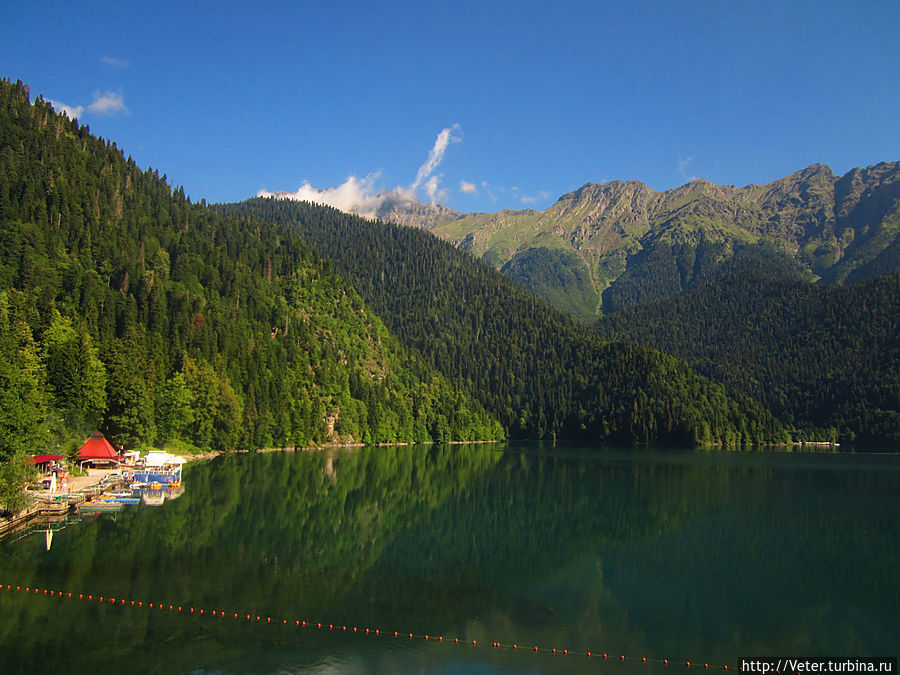 Немного статистики: площадь озера равна 0,67 кв. км. Наибольшая длина — 1704 метра, наибольшая ширина — 447 метров. Наибольшая глубина — 115 метров. Рица Реликтовый Национальный Парк, Абхазия