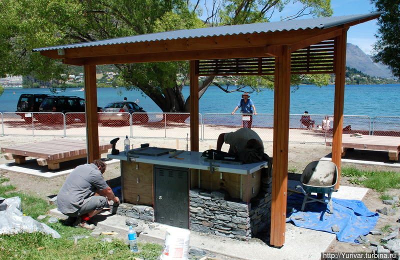 В парке у озера строится общественная кухня-барбекю Квинстаун, Новая Зеландия