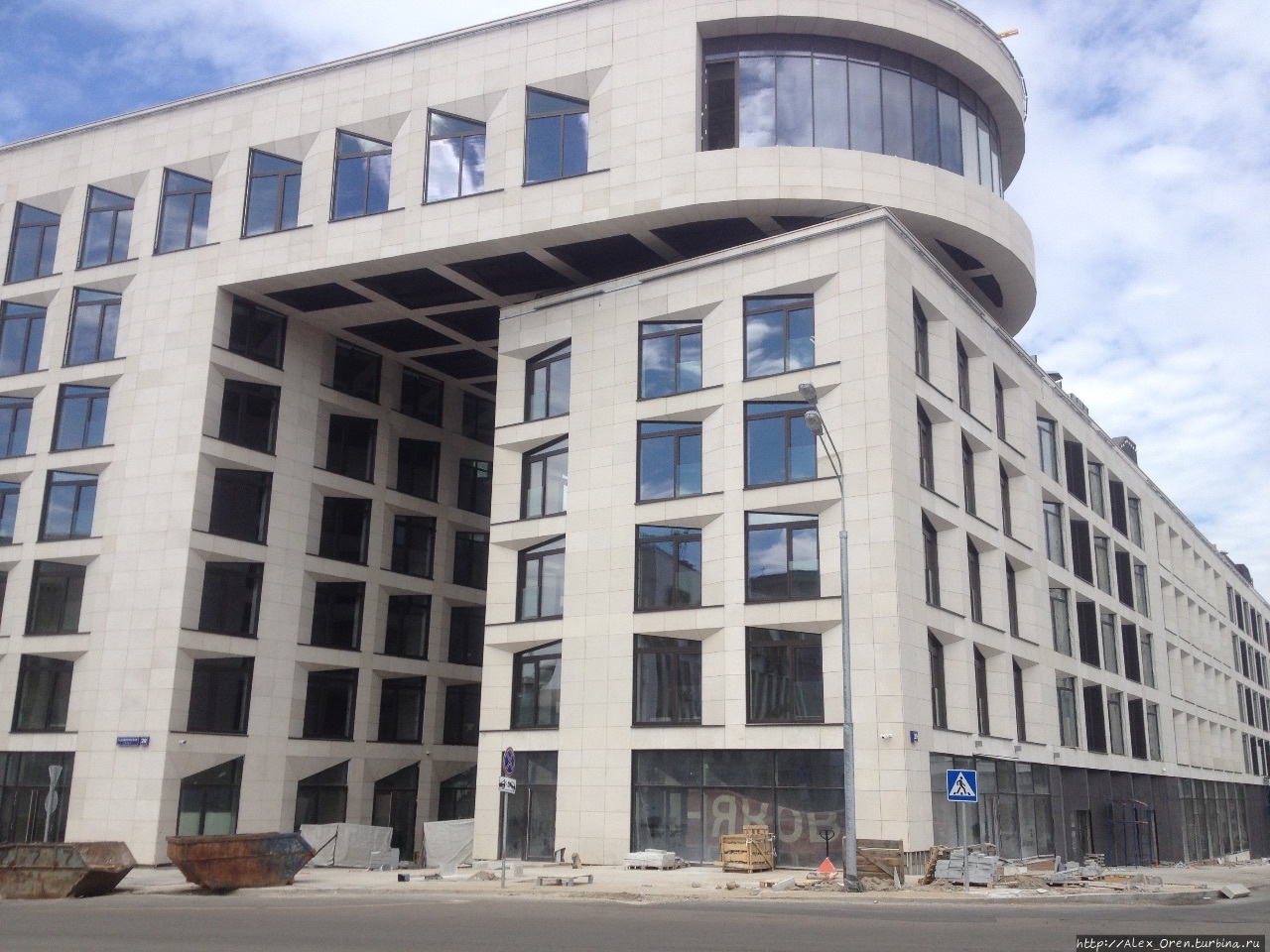 Напротив в 2016 построили новый жилой комплекс Балчуг Residence. Москва, Россия