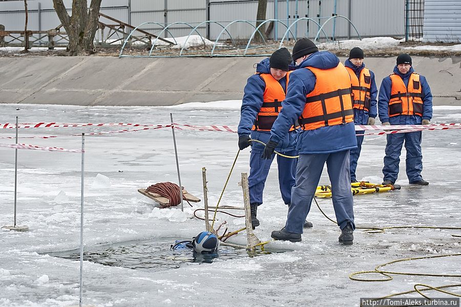А это отработка вытаскивания человека из-подо льда...
* Воронеж, Россия