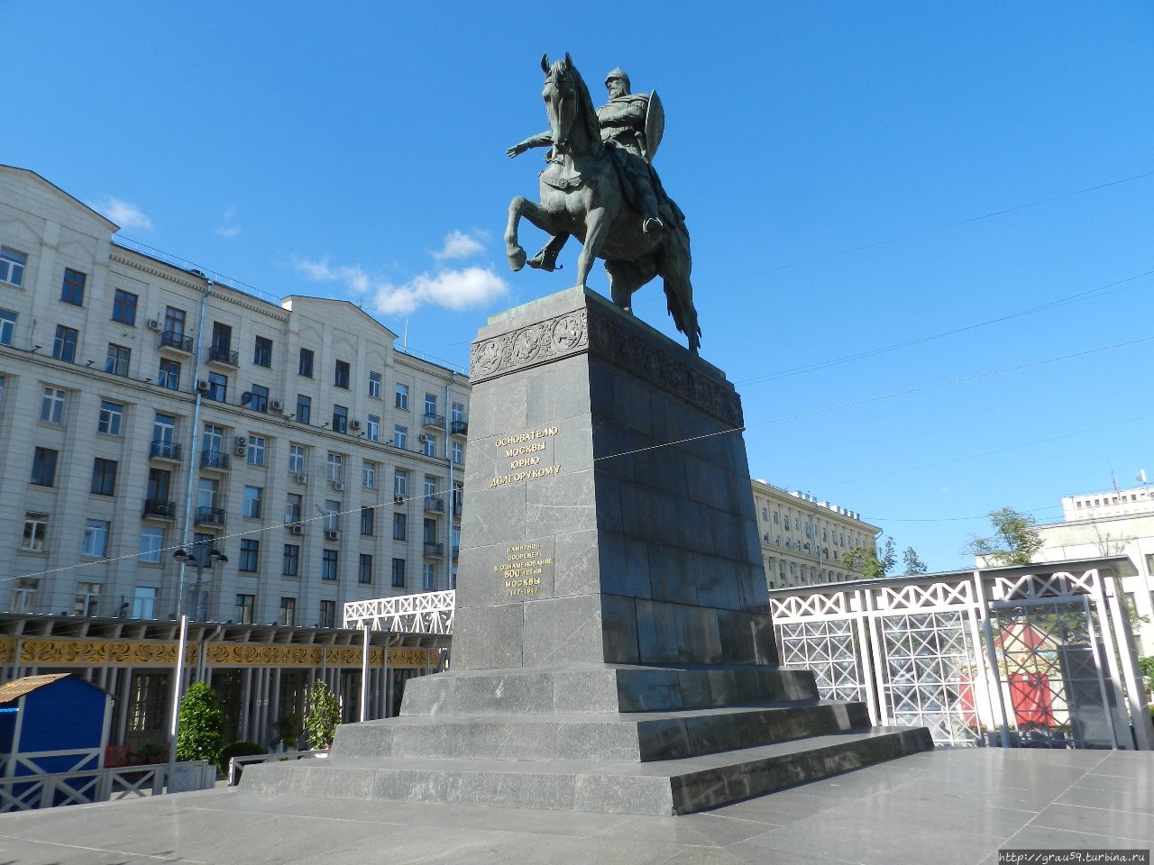 Проект памятники москвы. Памятник Юрию Долгорукому. Памятник Юрию Долгорукому на Тверской площади. Тверская улица памятник Юрию Долгорукому. Памятник Юрию Долгорукову в Москве.