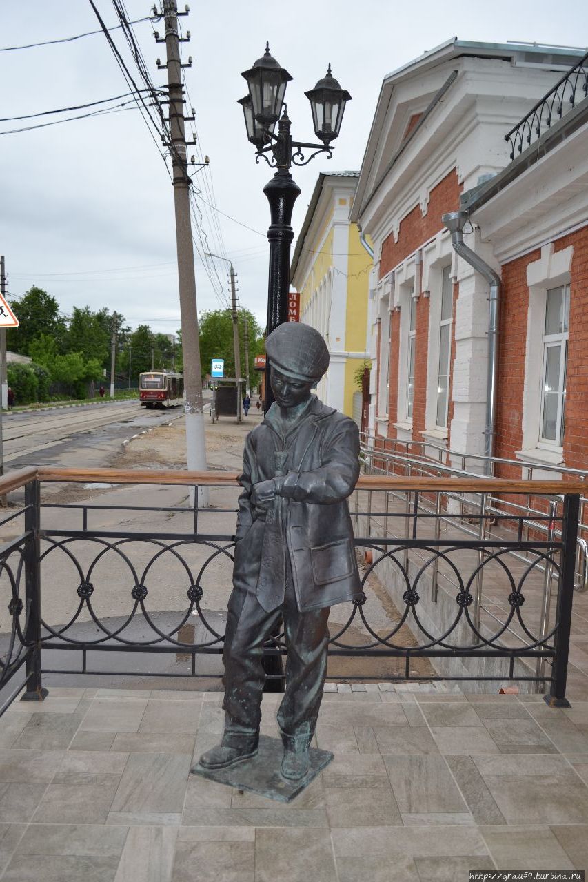 Скульптура мальчика под часами у ТЮЗа / Sculpture of a boy under the clock at the Tyuz