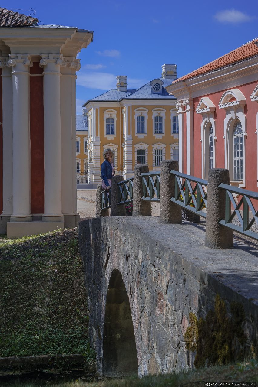 В  Рундале у дворца Рундале, Латвия