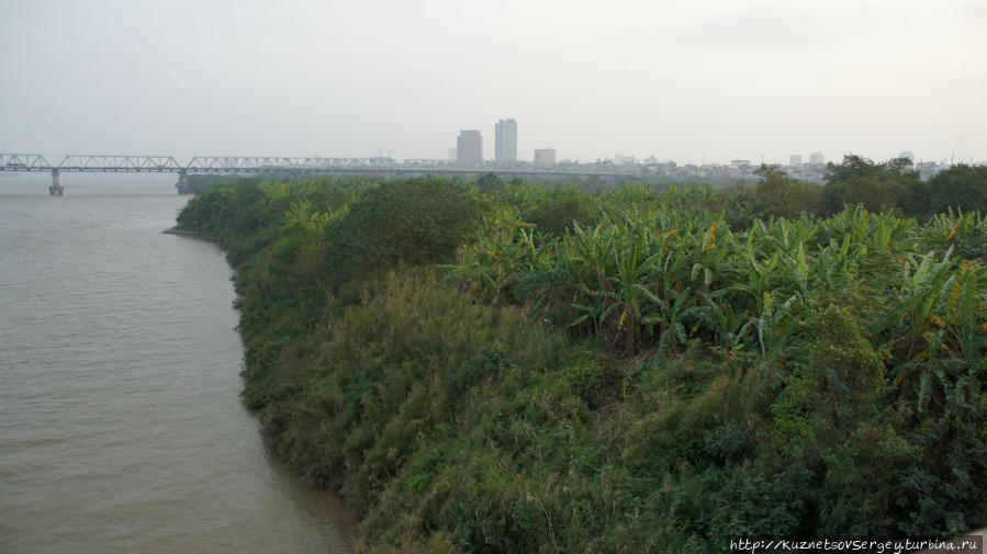 Вид с Моста Лонг Бьен Ханой, Вьетнам