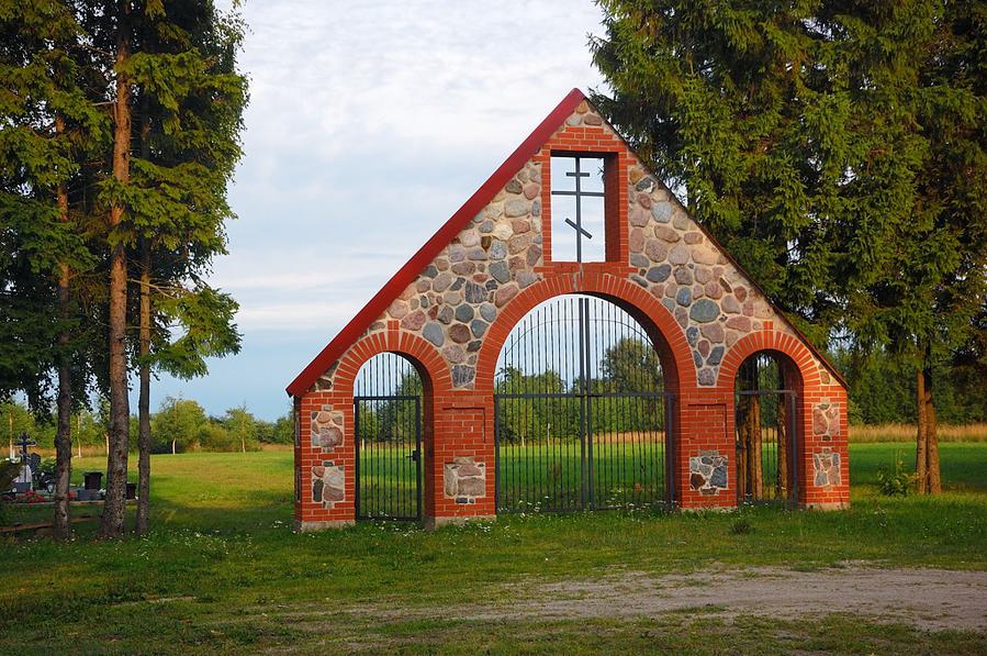 Ворота кладбища на окраине городка