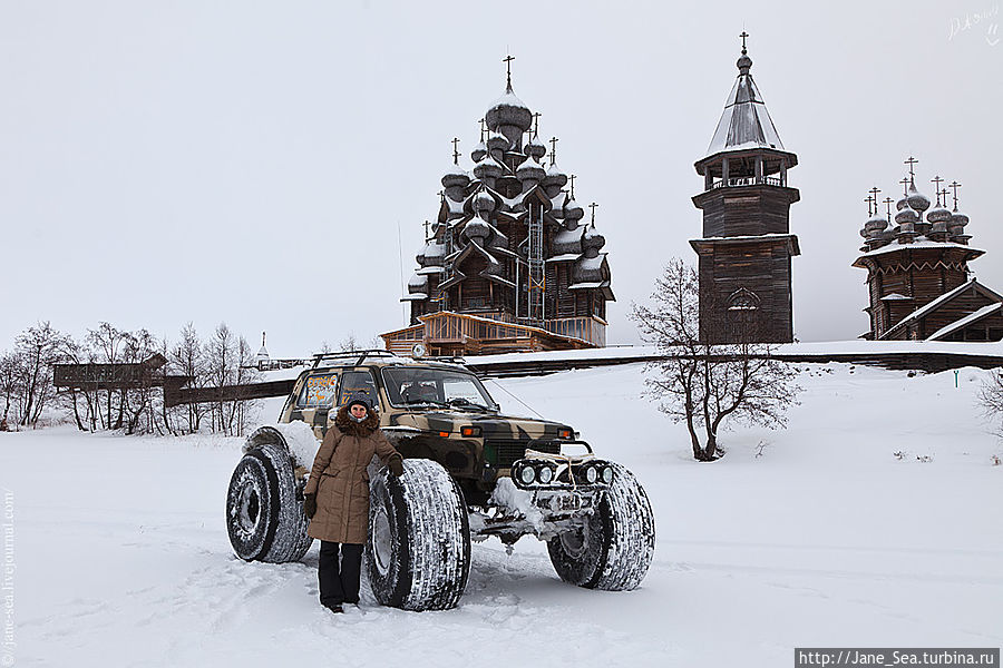 Нива-марш и я на ее фоне. Достаточно легко оценить масштаб, если знать, что я достаточно высокого роста — 182 см. Одни колеса только метра полтора... О_О