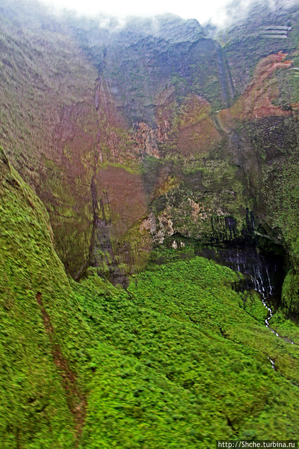 На вертолете над Кауаи. Кратер горы Ваиалеале (Wai’ale’ale) Халелеа Лесной Резерват, CША