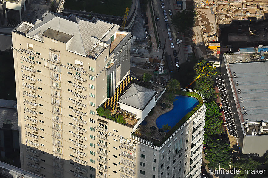 Этот даже с пальмами.