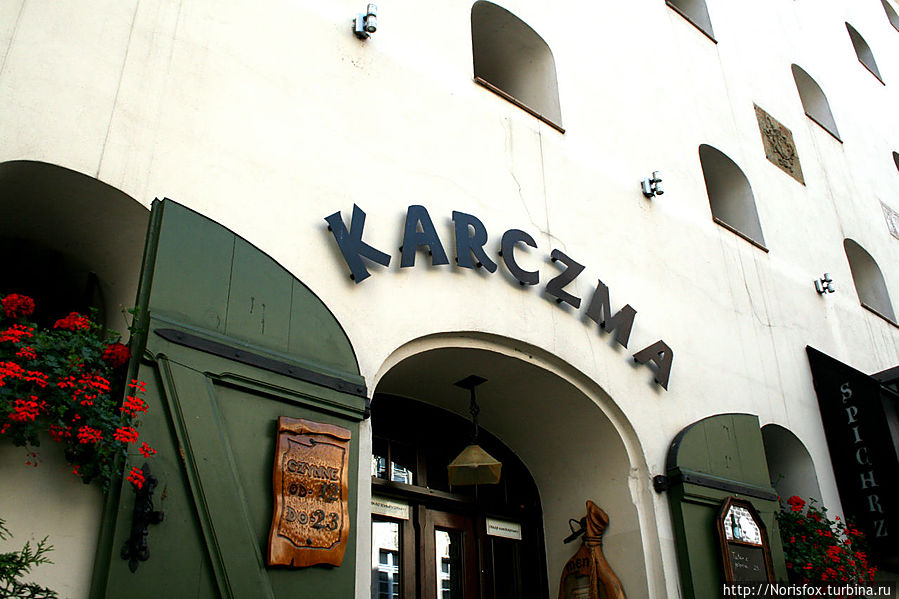 Здание отеля-ресторана Korczma Spichrz с Мостовой улицы Торунь, Польша