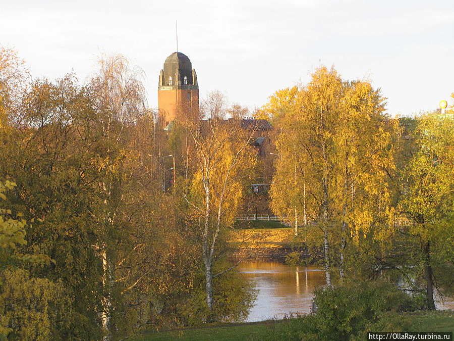 Вид на ратушу от реки. Йоэнсуу, Финляндия