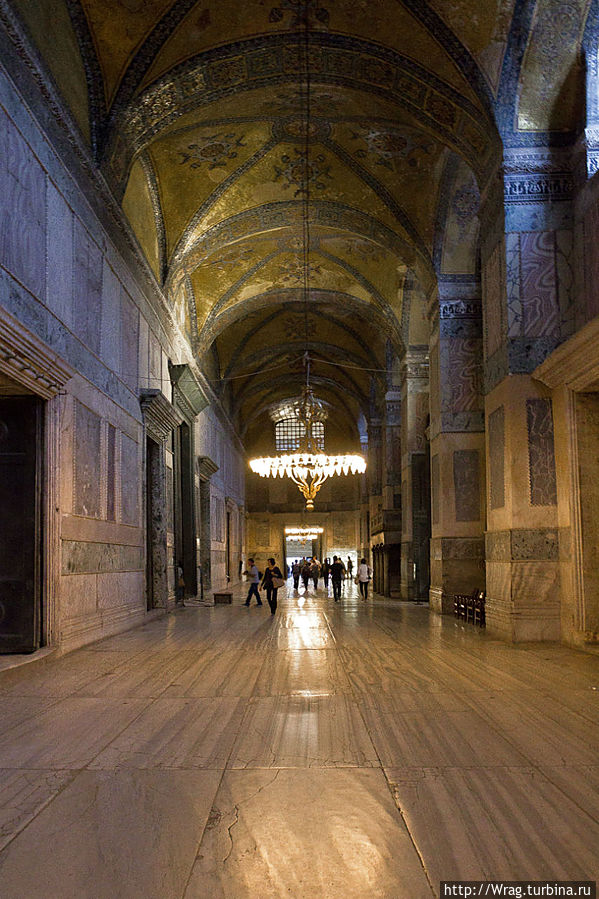 Вход через огромные двери, можно пойти внутрь храма, либо подняться на верхний ярус. Стамбул, Турция