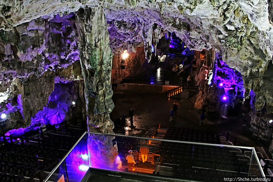 первый зал называется Кафедральный, здесь иногда проводят концерты и др. представления...