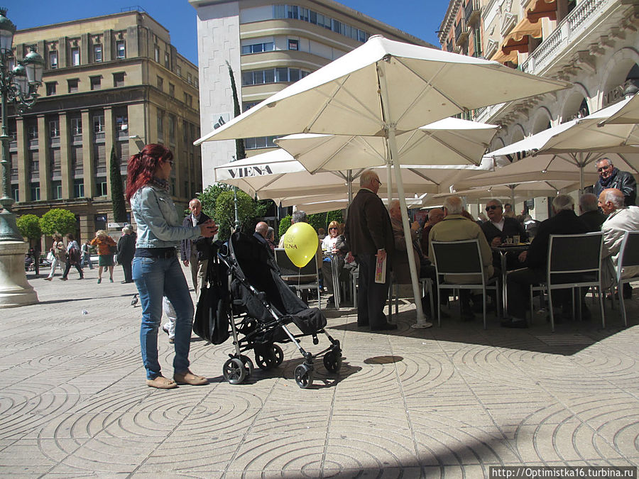 На площади Генерала Прима (Plaça del Prim) у монумента Приму Реус, Испания