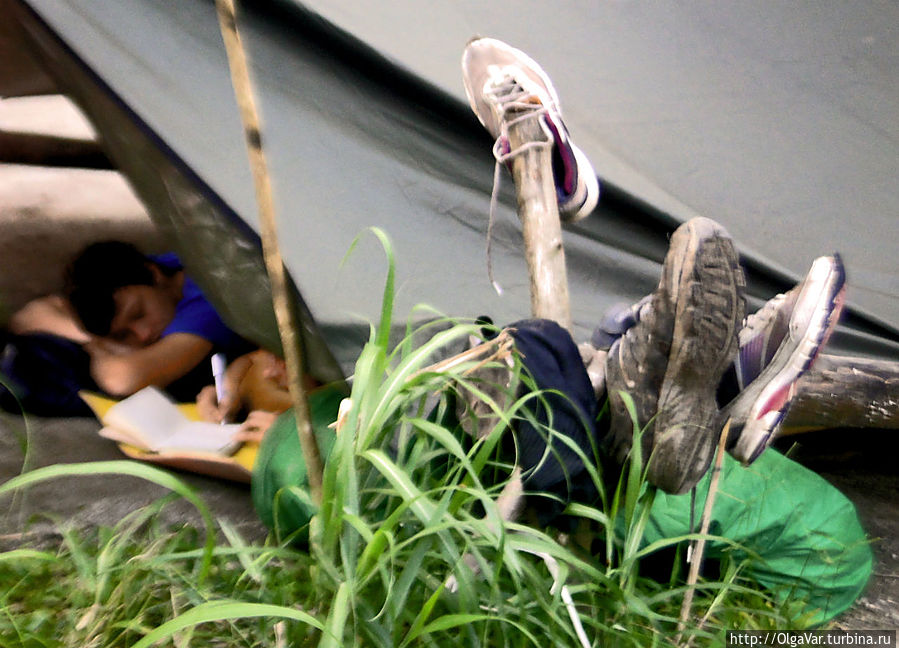 С утра мы двинемся на штурм, поэтому пора отдохнуть   не только людям, но и нашей обуви, которая порядком поистрепалась Булусан, Филиппины