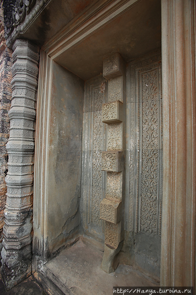 Храм Восточный Мебон. Ложная дверь башни верхнего яруса. Фото из интернета Ангкор (столица государства кхмеров), Камбоджа