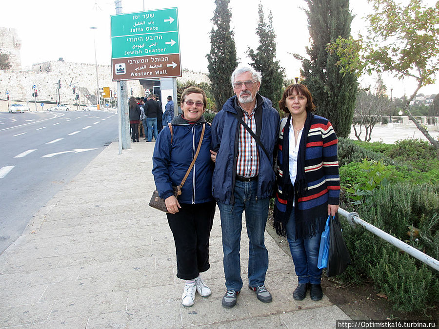 Мы сфотографировались с нашей попутчицей по поездке в Вифлеем. Вифлеем, Палестина