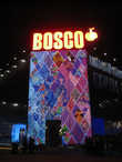 Через дорогу располагался главный Олимпийский магазин BOSCO. Он удивил рекордными ценами на продукцию с символикой зимних игр.