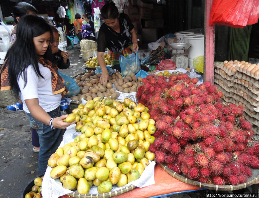 Экзотические (для нас) фрукты на рынке в Берестаги. Индонезия