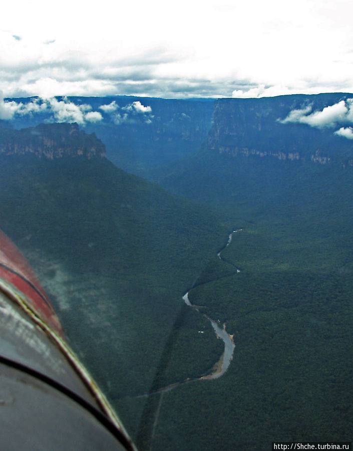 Осмотр водопада Анхель и гор нац. парка Канайма с самолета