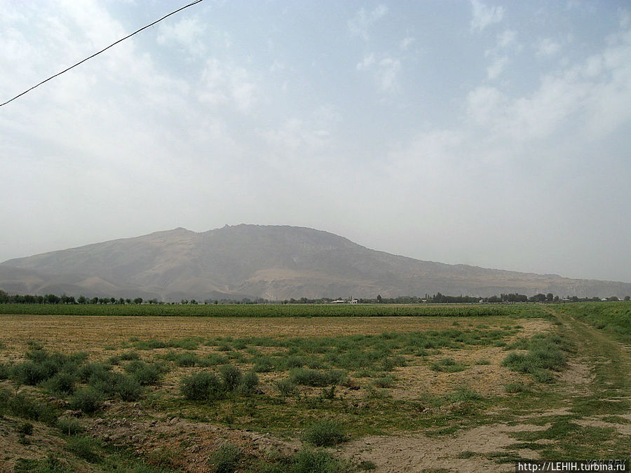 Гора Ходжа-мумин. Вид с окраины городка. Хулбук, Таджикистан