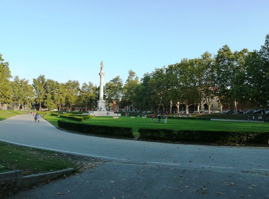 Площадь Ариостеа / Piazza Ariostea
