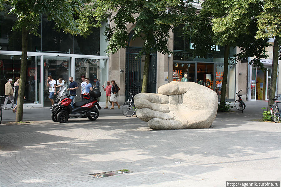 Отрубленная рука Дрюона — их тут множество Антверпен, Бельгия
