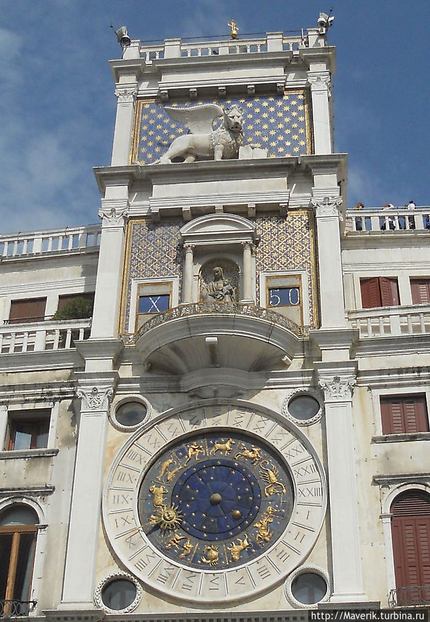 Часовая башня. Здесь можно увидеть сложный циферблат часов, который указывает сезоны, проход солнца в созвездиях, время и лунные фазы. Венеция, Италия