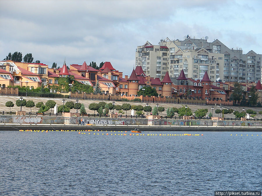 Вид на набережную со стороны залива Киев, Украина