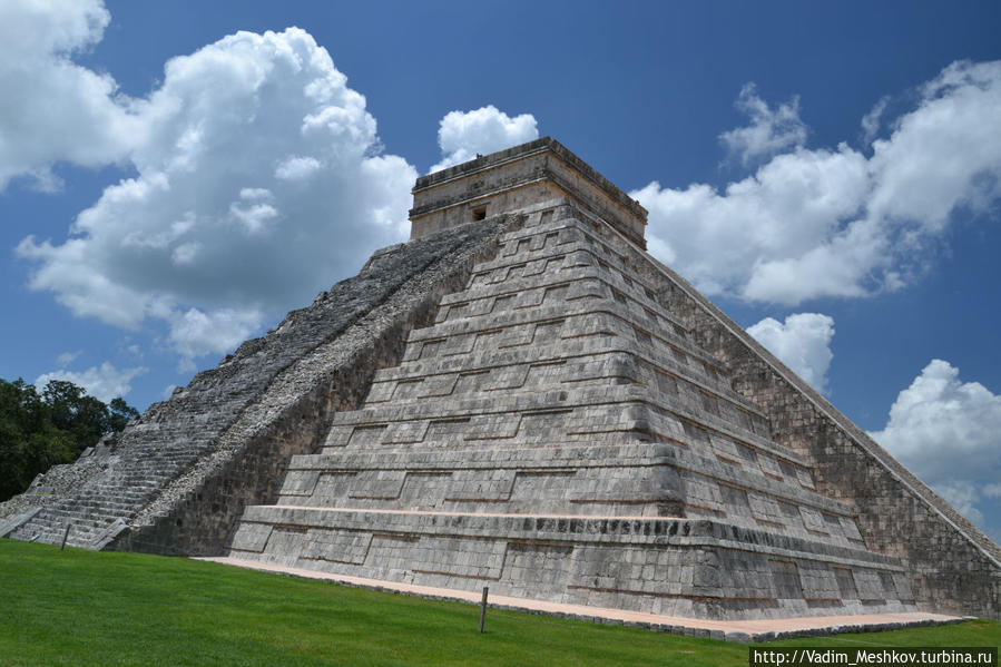 Внутри пирамиды, главный вход в которую находится с северной стороны и украшен двумя массивными колоннами в виде стоящих на голове извивающихся змей, расположен непосредственно храм с двумя помещениями. В нём находится жертвенная фигура Чак-Мооль и «Циновка Ягуара» (Ягуаровый трон). Помимо функции храма пирамида, вероятно, выполняла функцию календаря. Чичен-Ица город майя, Мексика