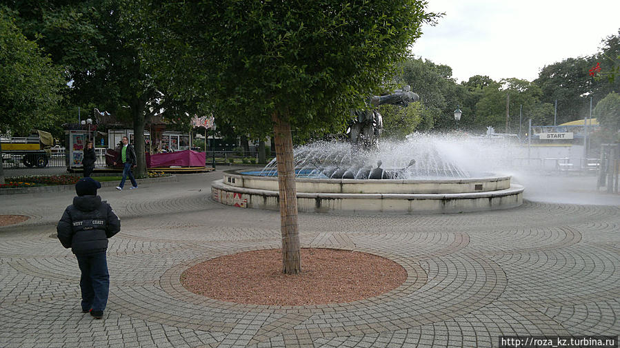 сильный ветер сдул воду фонтана в сторону Вена, Австрия