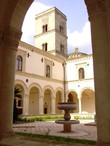Монтескальозо — городок четырех действующих монастырей — бывшая греческая колония VI в. до РХ.