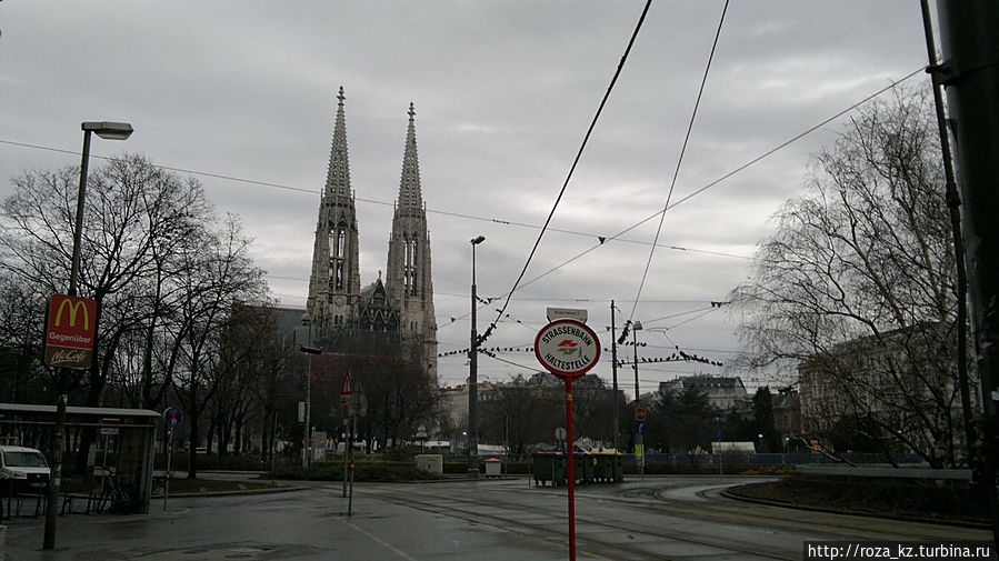 часы показывают, что время уже за 10.00