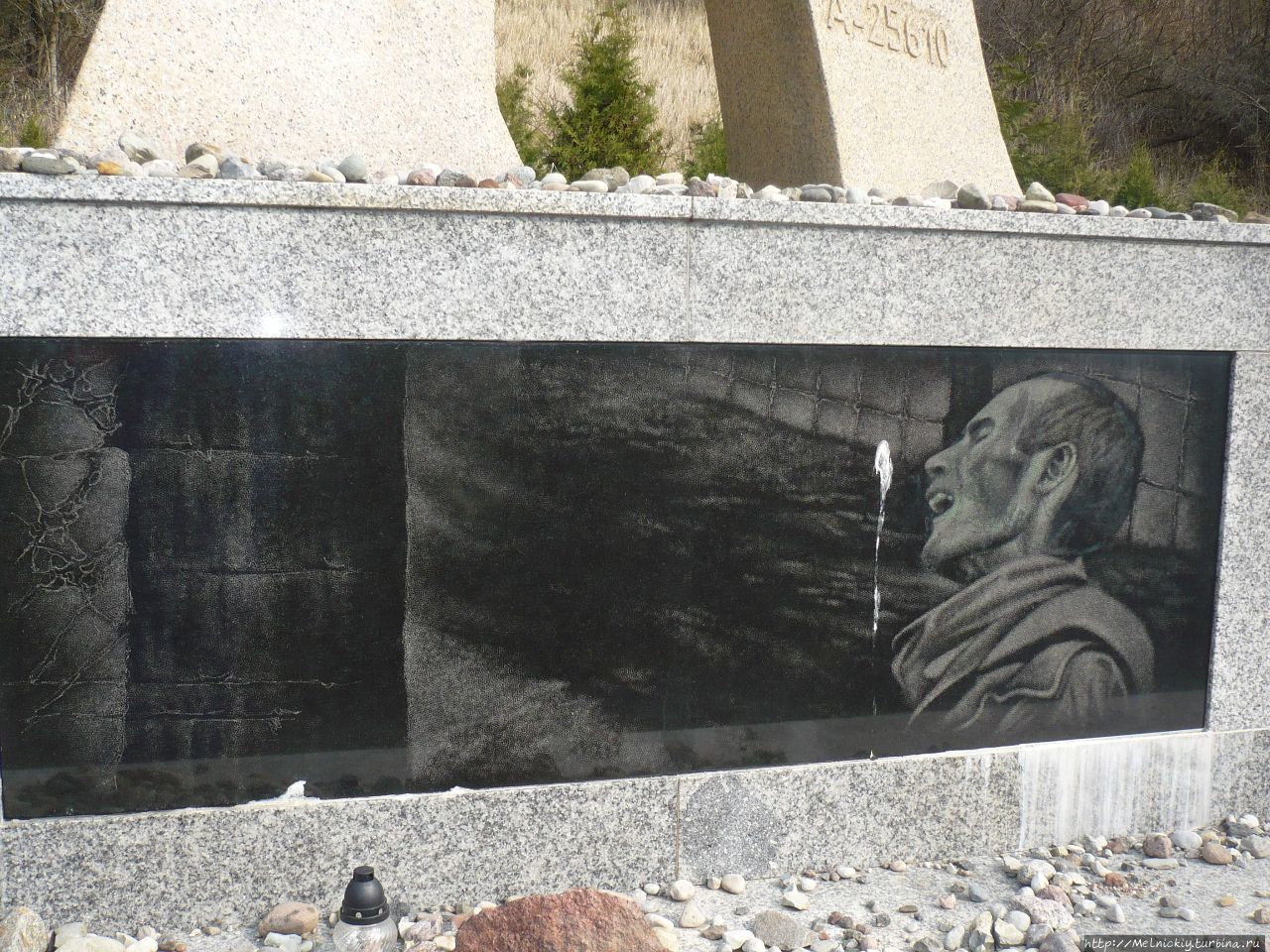 Памятник в янтарном холокост калининград. Памятник жертвам холокоста в янтарном. Памятник холокосту в янтарном калининградской области. Жертвы холокоста в янтарном. Янтарный калининград памятник евреям.