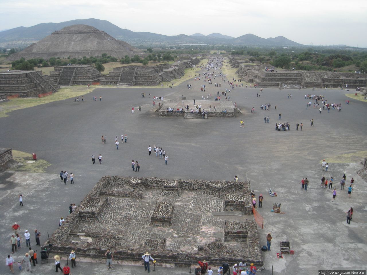 Вид с пирамиды Луны Теотиуакан пре-испанский город тольтеков, Мексика