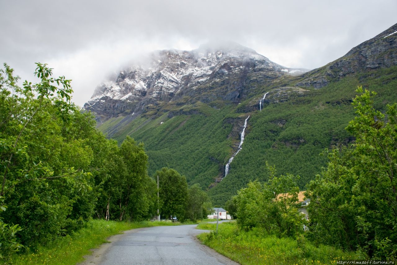 Водопад Оксфоссен, Биртаварре, Северная Норвегия. Биртаварре, Норвегия