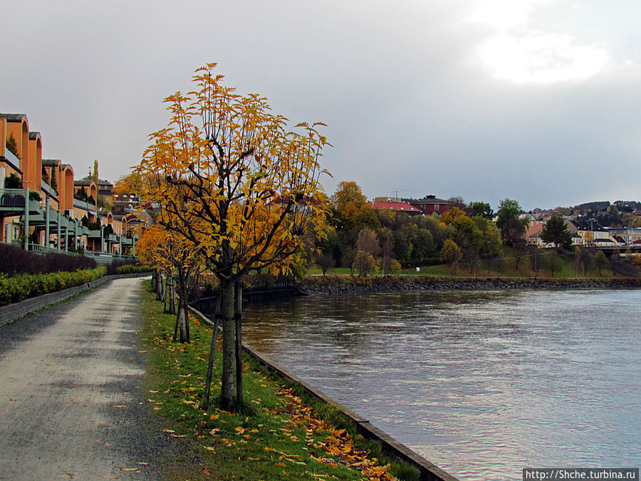 дальше от моря появляется набережная