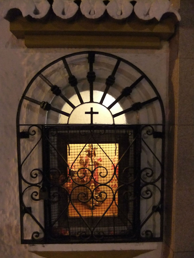 Марбейя. Уличная часовня на оживлённой магистрали. Испания