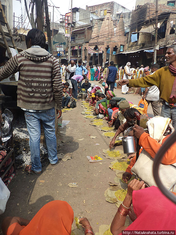 еда для бедняков Варанаси, Индия
