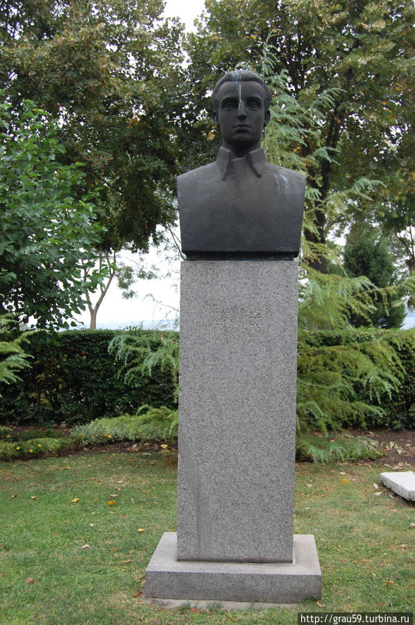 Памятник Велиславу Драмову Бургас, Болгария