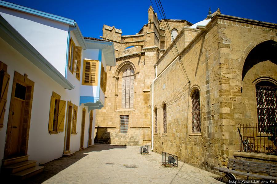 Часть города принадлежащая Турецкой Республике Северного Кипра, архитектурно не сильно отличается от своего соседа, не считая того, что здания в более запущенном состоянии, да и минаретов побольше. Никосия, Кипр