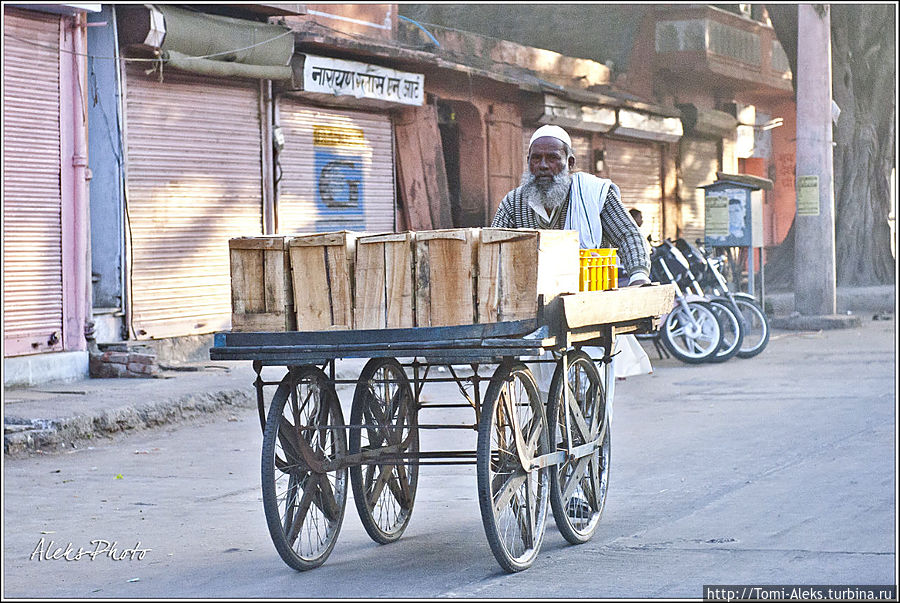 Уже подтягиваются к своим рабочим местам продавцы и ремесленники...
* Джайпур, Индия