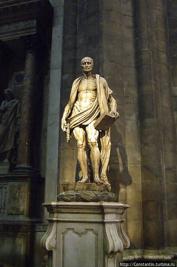Статуя христианского мученика Святого Варфоломея, с которого живьём содрали кожу.