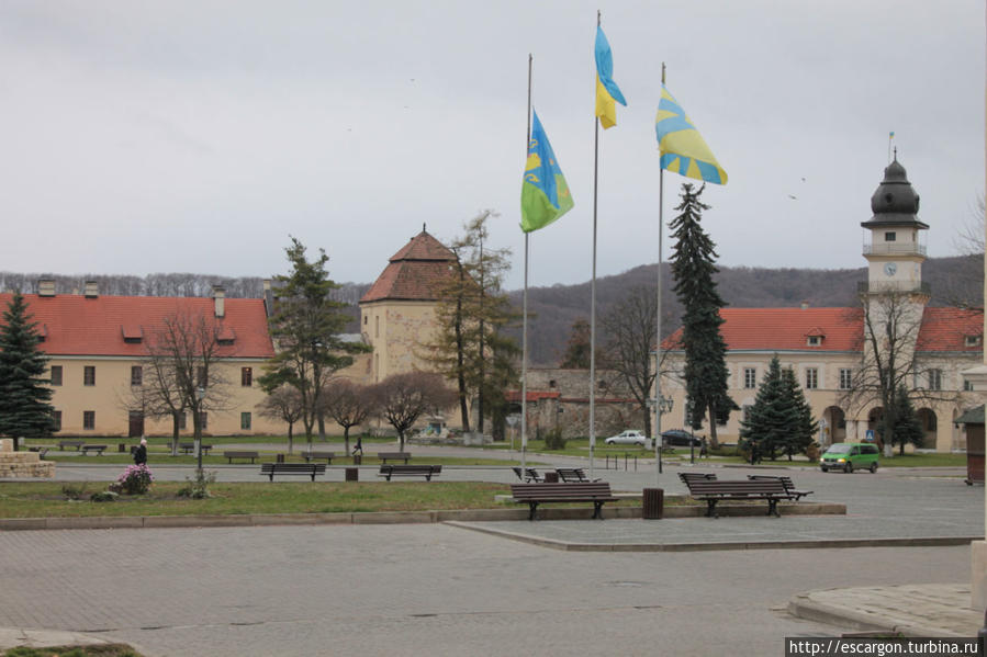Вид на замок и ратушу Жолква, Украина