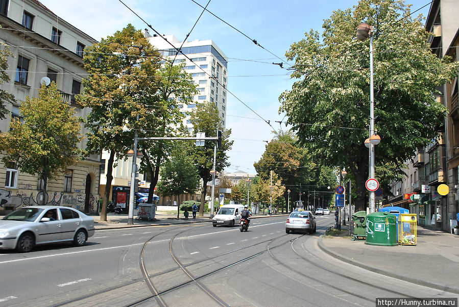 Перекресток, на котором нужно перейти дорогу и повернуть направо Загреб, Хорватия