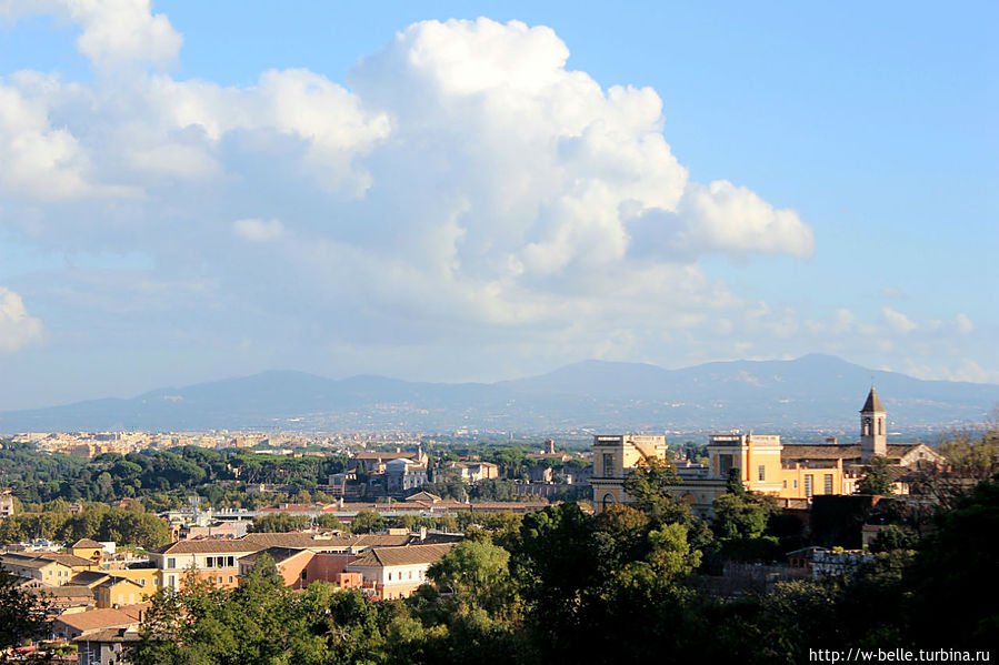 Панорамная тропа холма Яникул в солнечный ноябрьский день Рим, Италия