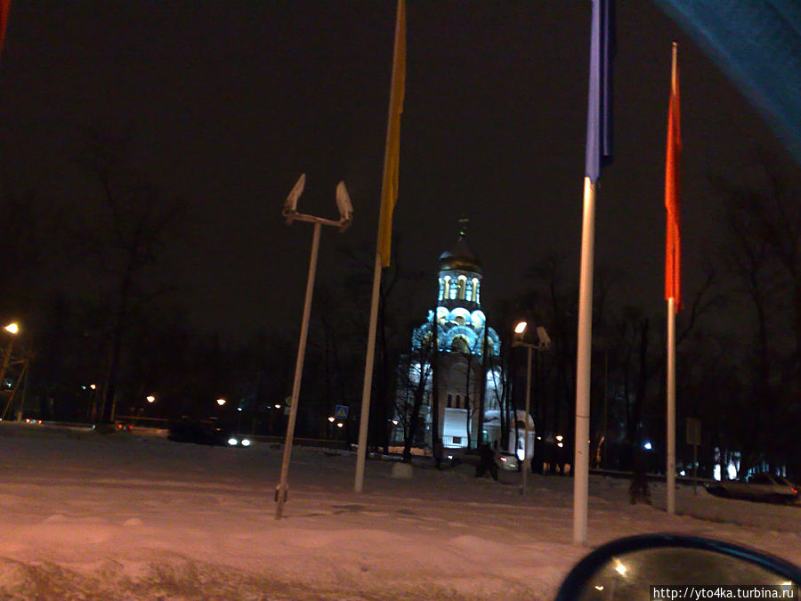 У МКАДа на выезде стоит подсвеченная церковь